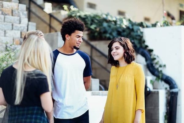 Comment les initiatives de développement local peuvent-elles promouvoir l'entrepreneuriat social chez les jeunes ?