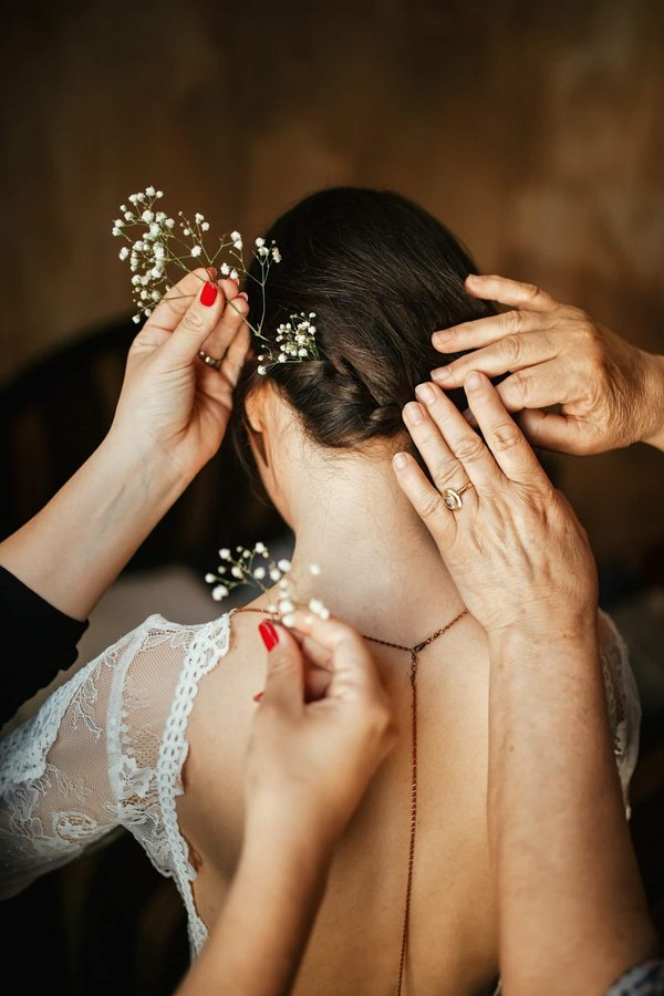 Accessoires cheveux mariage: choisissez l'éclat!